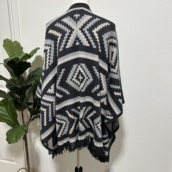 Left on Houston Women's Southwestern Oversized Open Poncho Sweater Size XS/S - Picture 3 of 7